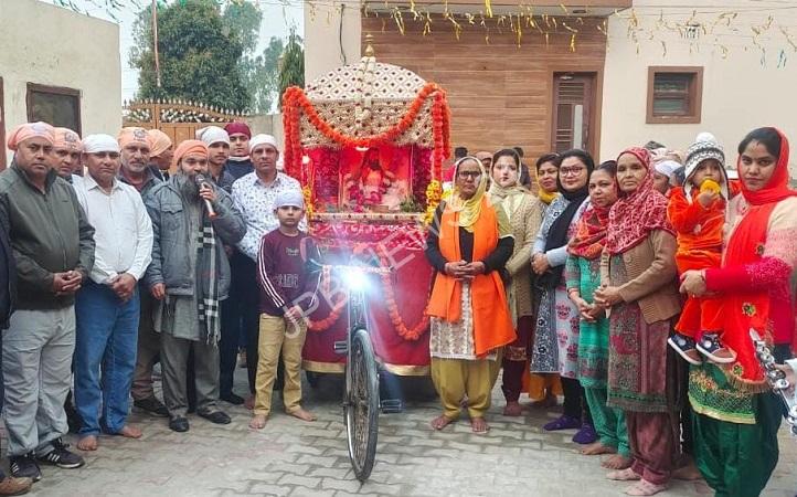 Prithipal kaile along with the devotees warmly welcomed baba siddhabali darbar and prabhat pheri