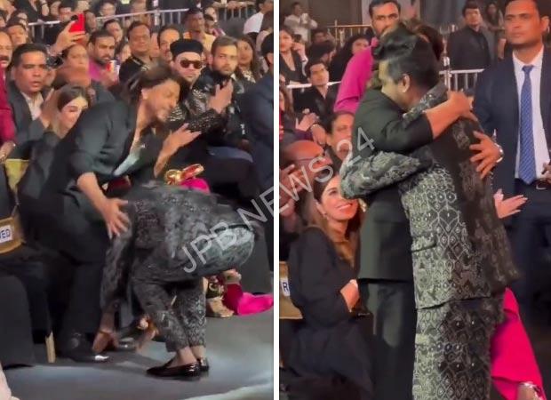 जवान के लिए अवॉर्ड जीतने के बाद एटली ने शाहरुख खान के पैर छुए - Atlee touches shahrukh khan feet after winning award for jawan