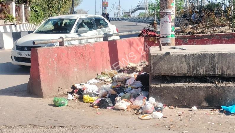 Garbage spread in the city and blocked sewerage can become the backbone of Jalandhar