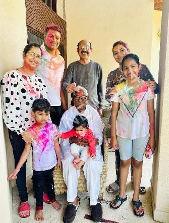 पूर्व कैबिनेट मंत्री भगत चुनी लाल ने मनाई परिवार संग होली - Former cabinet minister bhagat chuni lal celebrated holi with family