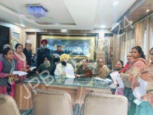 Read more about the article ਭਾਟੀਆ ਦੰਪਤੀ ਨੇ ਲਾਭਪਾਤਰੀਆਂ ਨੂੰ ਵੱਡੇ ਪੈਨਸ਼ਨ ਪੱਤਰ ਵਾਰਡ ਦੇ ਵਿਕਾਸ ਦੇ ਨਾਲ ਨਾਲ ਸਮਾਜ ਭਲਾਈ ਦੀ ਆ ਸਕੀਮਾਂ ਲੋਕਾਂ ਤੱਕ ਪਹੁੰਚਾਣਾ ਸਾਡੀ ਨੈਤਿਕ ਜਿੰਮੇਵਾਰੀ ਭਾਟੀਆ