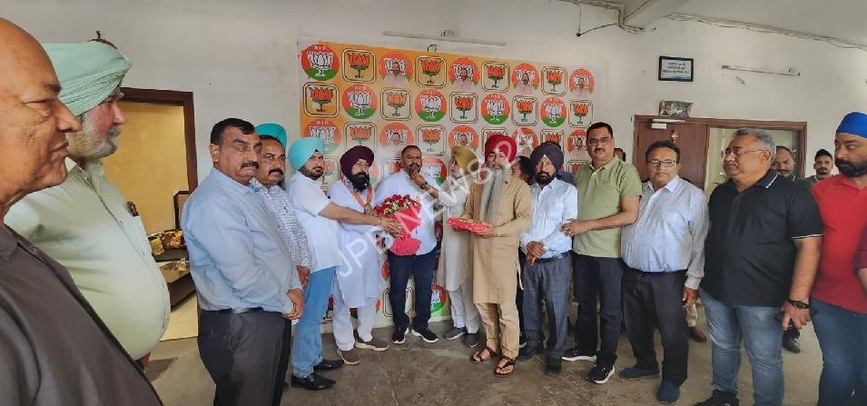 Former senior deputy mayor sardar kamaljit singh bhatia joined the bharatiya janata party and congratulated MP shri shashil rinku on getting the ticket