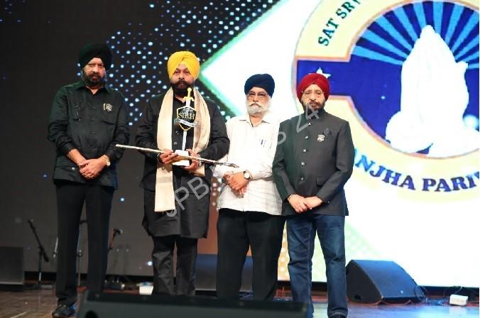 Jatinder pal singh, director of last hope welfare society, was honored in mumbai