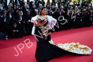 Read more about the article कान्स 2024 में ऐश्वर्या राय का ‘जादुई’ गाउन प्रशंसकों को कर गया निराश, सोशल मीडिया पर मिली नकारात्मक प्रतिक्रियाएं। Aishwarya rai’s ‘magical’ gown at cannes 2024 disappointed fans, got negative reactions on social media