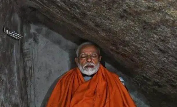 प्रधानमंत्री मोदी ने विवेकानंद रॉक मेमोरियल में ध्यान लगाया। Prime minister modi meditated at vivekananda rock memorial