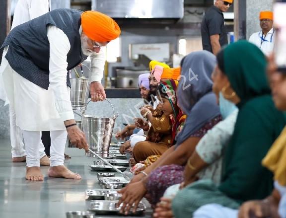 हरमंदिर साहिब गुरुद्वारे में लंगर परोसते पीएम मोदी - PM modi serving langar at harmandir sahib gurudwara