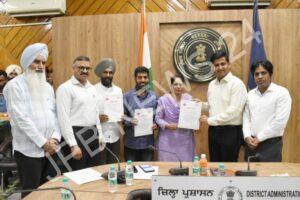 Read more about the article डिप्टी कमिश्नर ने जालंधर लोक सभा चुनाव दौरान शानदार सेवाएं निभाने वाले 150 से अधिक अधिकारियों/ कर्मचारियों को किया सम्मानित – Deputy commissioner honored more than 150 officers/employees who rendered excellent services during jalandhar lok sabha elections
