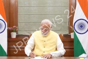 Read more about the article शपथ लेने के बाद पीएम मोदी ने सबसे पहले किसान निधि राशि जारी करने पर हस्ताक्षर किए – After taking oath, PM modi first signed the release of kisan nidhi funds