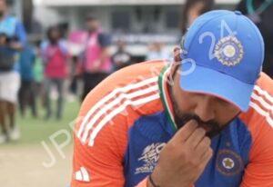 Read more about the article टी20 वर्ल्ड कप जीत के बाद रोहित शर्मा ने मनाया अनोखा जश्न, पिच की घास खाते आए नजर और बोले – Rohit sharma unique celebration after t20 world cup victory, he was seen eating the grass of the pitch and said