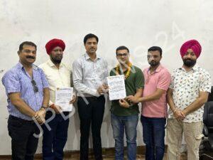 Read more about the article डिजिटल मीडिया एसोसिएशन (DMA) के नए पदाधिकारियों की हुई घोषणा, पत्रकार अमरप्रीत सिंह, धर्मेंद्र सोंधी, नरेंद्र गुप्ता, कुलप्रीत सिंह, पीएस अरोड़ा, केवल कृष्ण, जतिन बब्बर, रवींद्र किट्टी को सौंपी गई बड़ी जिम्मेदारी, नवनियुक्त पदाधिकारियों को हार पहनाकर सौंपे गए नियुक्ति पत्र, आइडी कार्ड और व्हीकल स्टिकर – New office bearers of digital media association (DMA) announced, big responsibilities handed over to journalists amarpreet singh, dharmendra sondhi, narendra gupta, kulpreet singh, ps arora, kewal krishna, jatin babbar, ravindra kitty, newly appointed office bearers were handed over garlands. Appointment letter, ID card and vehicle sticker