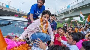 Read more about the article विनेश फोगाट का उनके गांव में जोरदार स्वागत हुआ,पुरस्कार राशि से लेकर 750 किलो लड्डू तक –  Vinesh phogat got a warm welcome in her village, from prize money to 750 kg laddus