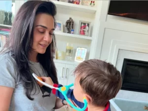 Read more about the article प्रीति जिंटा ने लिविंग रूम में अपने छोटे डॉक्टर बेटे जय के साथ खेलते हुए अपने अनमोल पल की तस्वीरें साझा कीं। Preity zinta shared pictures of her precious moment playing with her little doctor son jai in the living room