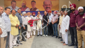 Read more about the article ਸਰਦਾਰ ਕਮਲਜੀਤ ਸਿੰਘ ਭਾਟੀਆ ਸਾਬਕਾ ਸੀਨੀਅਰ ਡਿਪਟੀ ਮੇਅਰ ਨੇ ਸ੍ਰੀ ਮਹਿੰਦਰ ਭਗਤ ਕੈਬਨਟ ਮੰਤਰੀ ਬਣਨ ਤੇ ਆਪਣੇ ਸਾਥੀਆਂ ਸਮੇਤ ਸ਼੍ਰੀ ਭਗਤ ਦਾ ਕੀਤਾ ਸਨਮਾਨ