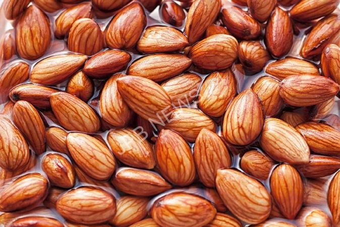 भीगे हुए बादाम से अपना दिन शुरू करने के 9 शक्तिशाली कारण - 9 powerful reasons to start your day with soaked almonds