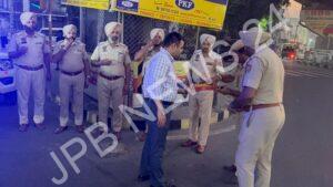 Read more about the article रात्रि ड्यूटी पर तैनात पुलिस अधिकारियों को मिठाई खिलाकर सम्मानित किया गया और उनकी समर्पित सेवा की सराहना की गई – Police officers deployed on night duty were felicitated with sweets and appreciated for their dedicated service