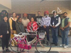 Read more about the article ਫਿਕਰ-ਏ-ਹੋੰਦ ਵੱਲੋਂ 6 ਕਿਮੀ ਪੈਦਲ ਸਕੂਲ ਆਉਣ-ਜਾਣ ਵਾਲੀ ਬੱਚੀ ਰੇਖਾ ਨੂੰ ਸਾਈਕਲ ਸੌਂਪੀ ਗਈ