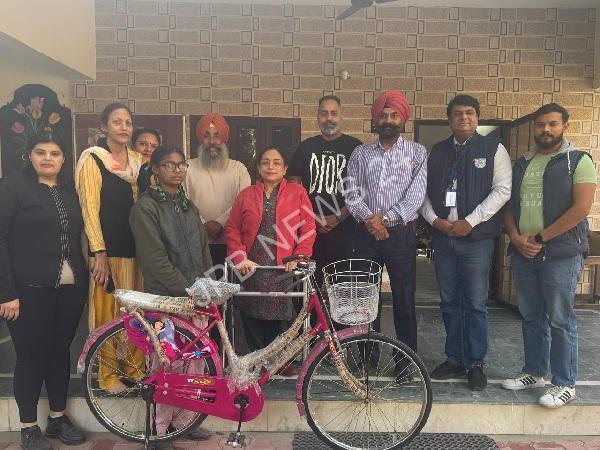 Fikar-e-hond handed over a bicycle to a girl named rekha, who walks 6 km to and from school