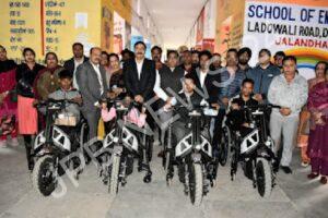 Read more about the article जालंधर के डिप्टी कमिश्नर ने विशेष आवश्यकता वाले छात्रों को इलेक्ट्रिक व्हीलचेयर-कम-स्कूटर वितरित किए – Jalandhar deputy commissioner distributes electric wheelchair-cum-scooter to students with special needs