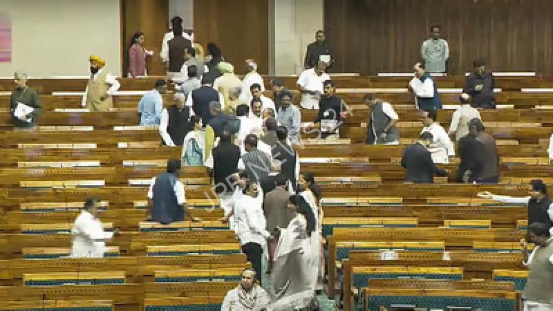 संभल हिंसा को लेकर विपक्षी सांसदों ने लोकसभा से वॉकआउट किया - Opposition MPs walk out of lok sabha over sambhal violence