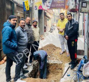 Read more about the article जतिन गुलाटी ने रफ़्तार को तेज करके महेंद्रू मोहल्ले में सीवरेज की समस्या का करवाया हल – Jatin gulati increased the speed and solved the sewerage problem in mahendru locality