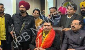 Read more about the article जालंधर के नव नियुक्त मेयर विनीत धीर पहुंचे नगर निगम ऑफिस, कही ये बात – Jalandhar newly appointed mayor vineet dhir reached the municipal corporation office and said this