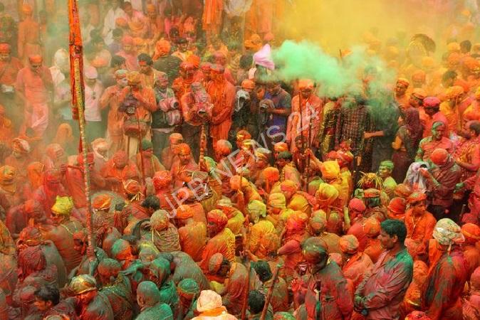 बाल कृष्ण की नगरी में खेली गई छड़ीमार होली, जानिए इसकी शुरुआत कब और कैसे हुई - Chhadimar holi was played in the city of bal krishna, know when and how it started