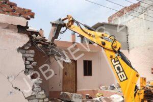 Read more about the article ‘ਯੁੱਧ ਨਸ਼ਿਆਂ ਵਿਰੁੱਧ’: ਅਧਿਕਾਰੀਆਂ ਨੇ ਜਲੰਧਰ ਵਿੱਚ ਤਿੰਨ ਬਦਨਾਮ ਨਸ਼ਾ ਤਸਕਰਾਂ ਦੇ ਗੈਰ-ਕਾਨੂੰਨੀ ਤੌਰ ‘ਤੇ ਬਣਾਏ ਘਰ ਤੇ ਕੀਤਾ ਬੁੱਲਡੋਜ਼ਰ ਐਕਸ਼ਨ