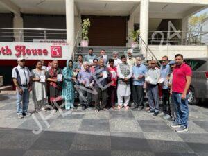 Read more about the article विधायक रमन अरोड़ा ने अपने दफ्तर में 200 के करीब पेंशन दर्को को बांटे पी.एन.एल नंबर  – MLA raman arora distributed PNL numbers to around 200 pensioners in his office