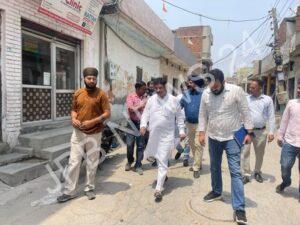 Read more about the article विधायक रमन अरोड़ा ने नगर निगम के आला अधिकारियों को साथ लेकर वार्ड नं 22 का दौरा किया – MLA raman arora visited ward no. 22 along with top officials of the municipal corporation