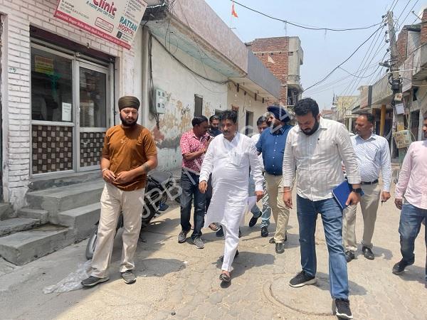 Read more about the article विधायक रमन अरोड़ा ने नगर निगम के आला अधिकारियों को साथ लेकर वार्ड नं 22 का दौरा किया – MLA raman arora visited ward no. 22 along with top officials of the municipal corporation