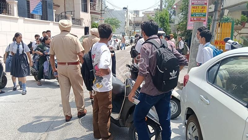 Read more about the article ਕਮਿਸ਼ਨਰੇਟ ਪੁਲਿਸ ਜਲੰਧਰ ਨੇ ਛੇੜਛਾੜ ਵਿਰੁੱਧ ਵਿਸ਼ੇਸ਼ ਮੁਹਿੰਮ ਚਲਾਈ: 310 ਵਾਹਨਾਂ ਦੀ ਜਾਂਚ ਕੀਤੀ ਗਈ, 33 ਚਲਾਨ ਜਾਰੀ ਕੀਤੇ ਗਏ, 7 ਮੋਟਰਸਾਈਕਲ ਜ਼ਬਤ ਕੀਤੇ ਗਏ