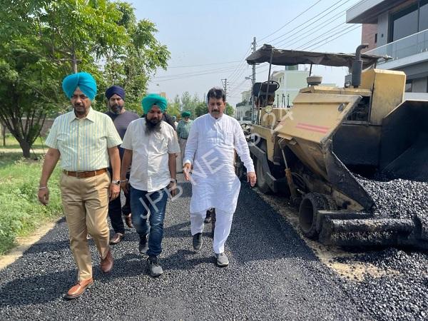 Read more about the article विधायक रमन अरोड़ा ने वार्ड नो 5 बसंत हिल्स में 49.28 लाख की लागत से बनने वाली नई सड़क का निर्माण शुरू करवाया  – MLA raman arora started the construction of a new road in ward No. 5 basant hills at a cost of rs 49.28 lakh