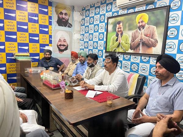 Read more about the article विधायक रमन अरोड़ा ने अपने हल्के के सभी पार्षद वार्ड इंचार्ज ओर ब्लॉक प्रधान के साथ नशा मुक्त पंजाब की शुरुवात की – MLA raman arora started drug free punjab along with all the councillors, ward incharge and block heads of his constituency