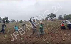 Read more about the article जमीन विवाद को लेकर दो पक्षों में हिंसक झड़प, चली गोलियां और पेट्रोल छिड़ककर जिंदा जलाने की कोशिश – Violent clash between two parties over land dispute, shots fired and attempt to burnt alive by sprinkling petrol