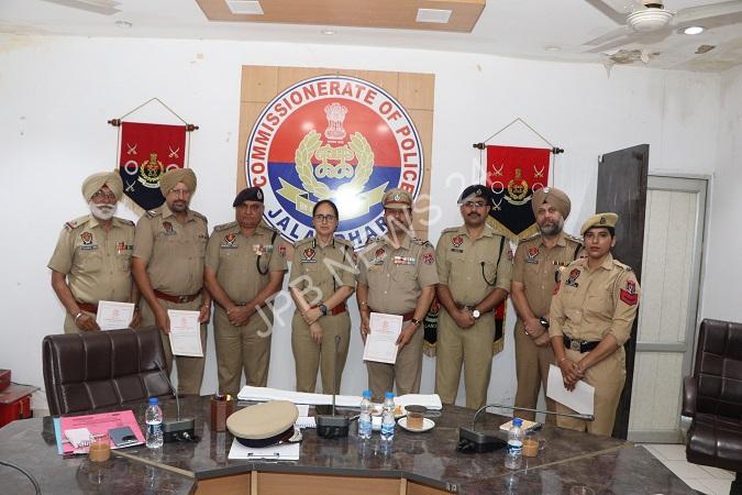 Read more about the article ਕਮਿਸ਼ਨਰੇਟ ਜਲੰਧਰ ਦੇ ਪੁਲਿਸ ਅਧਿਕਾਰੀਆਂ ਨੂੰ “ਯੁੱਧ ਨਸ਼ਿਆਂ ਵਿਰੁੱਧ” ਵਿੱਚ ਅਹਿਮ ਯੋਗਦਾਨ ਪਾਉਣ ਲਈ ਪ੍ਰਸ਼ੰਸਾ ਪੱਤਰ ਵੰਡੇ ਗਏ
