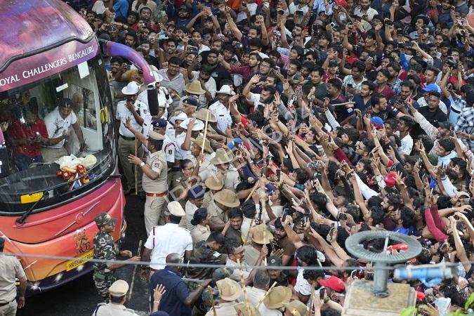 Read more about the article आईपीएल खिताब समारोह के दौरान भगदड़ मचने पर आरसीबी अधिकारी की गिरफ्तारी के बाद बीसीसीआई का सख्त संदेश  – BCCI sends strong message after RCB official arrested over stampede during IPL title celebrations