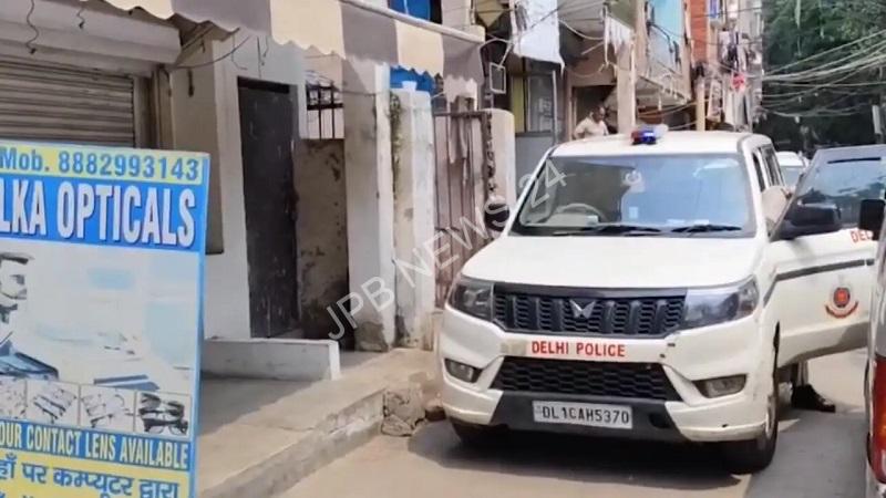 Read more about the article दक्षिणपुरी में घर के अंदर मिले चार लोग बेहोश, तीन की मौत, एक का इलाज जारी,  पुलिस कर रही जांच – Four people found unconscious inside a house in dakshinpuri, three dead, one undergoing treatment, police investigating