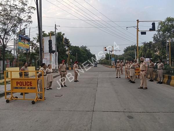 You are currently viewing ਕਾਨੂੰਨ ਅਤੇ ਵਿਵਸਥਾ ਬਣਾਈ ਰੱਖਣ ਲਈ ਜਲੰਧਰ ਭਰ ਵਿੱਚ ਹਾਈ-ਟੈਕ ਨਾਕੇ ਸਥਾਪਤ: ਕਮਿਸ਼ਨਰੇਟ ਪੁਲਿਸ ਜਲੰਧਰ ਵਲੋਂ ਨਾਗਰਿਕਾਂ ਦੀ ਸੁਰੱਖਿਆ ਨੂੰ ਪਹਿਲ