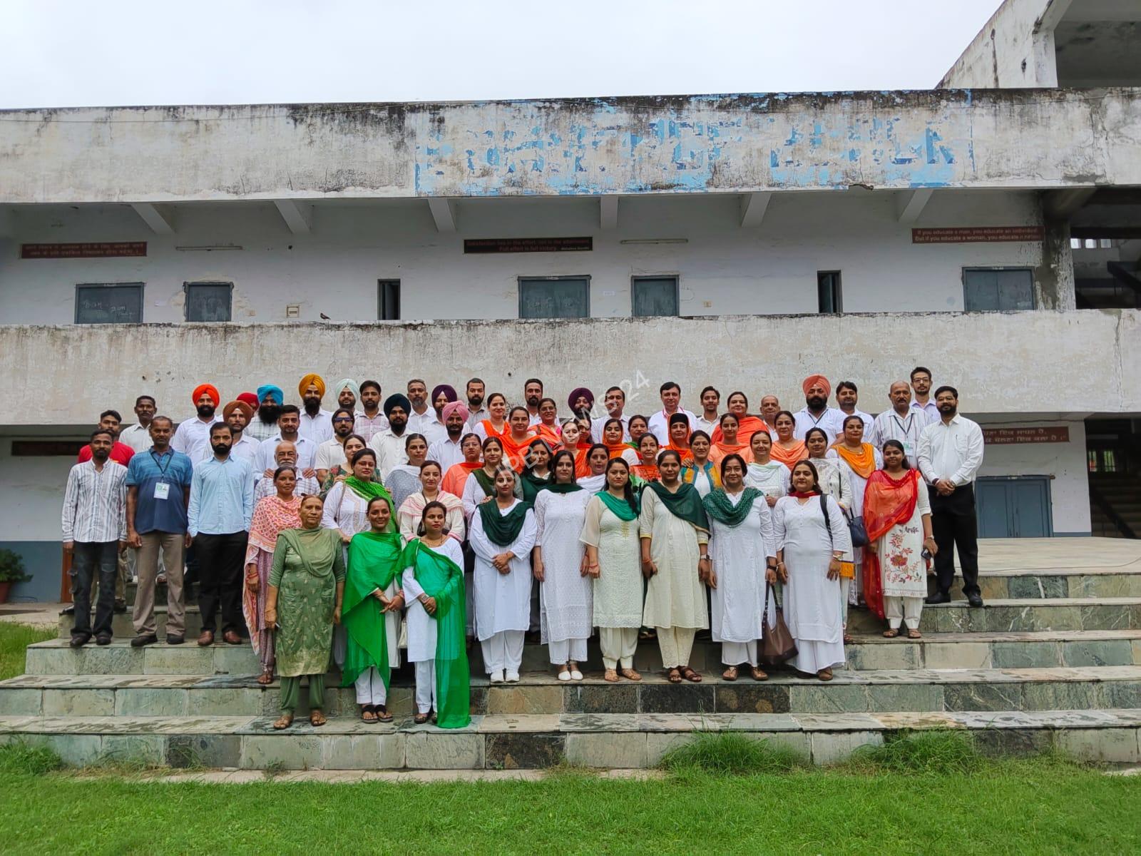 You are currently viewing ਡਾ. ਅਸ਼ਵਨੀ ਭੱਲਾ ਨੇ ਸਰਕਾਰੀ ਕਾਲਜ ਗੁਰਦਾਸਪੁਰ ਵਿੱਚ ਲਹਿਰਾਇਆ ਕੌਮੀ ਝੰਡਾ