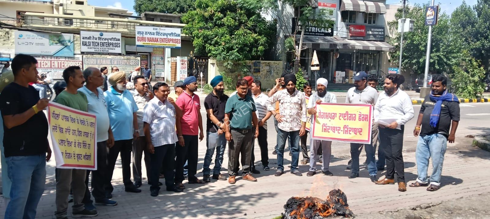 You are currently viewing ਬੀ ਟੀ ਐਫ ਅਤੇ ਬੇਗਮਪੁਰਾ ਟਾਈਗਰ ਫੋਰਸ ਸੇਵਾ ਸੋਸਾਇਟੀ ਵੱਲੋਂ ਸਰਕਾਰ ਨੂੰ ਸਵਾਲ ਆਖਰ ਹੁਸ਼ਿਆਰਪੁਰ ਵਿੱਚ ਪਾਰਕ ਵਾਲੀਆਂ ਜਗ੍ਹਾ ਕਿਵੇਂ ਵਿਕ ਗਈਆਂ