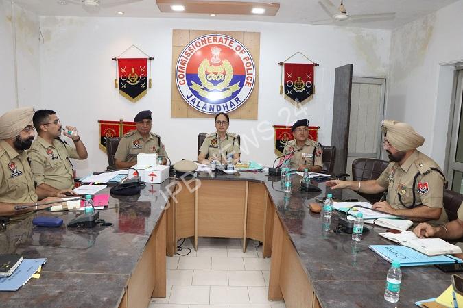 Read more about the article ਪੁਲਿਸ ਕਮਿਸ਼ਨਰ, ਜਲੰਧਰ ਵੱਲੋਂ ਸ਼ਹਿਰ ਵਿੱਚ ਅਪਰਾਧ ਨਿਯੰਤਰਣ ਲਈ ਵਿਸ਼ੇਸ਼ ਮੀਟਿੰਗ