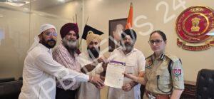 Read more about the article 5 ਮੈਂਬਰੀ ਚੋਣ ਕਮੇਟੀ ਨੇ DC ਅਤੇ CP ਨੂੰ ਗੁ. ਸਿੰਘ ਸਭਾ, ਜਲੰਧਰ ਛਾਉਣੀ ਦੀ ਹੋ ਰਹੀ ਪ੍ਰਧਾਨ ਦੀ ਚੋਣ ਸਬੰਧੀ ਦਿੱਤਾ ਮੰਗ ਪੱਤਰ