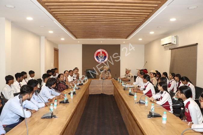 You are currently viewing ਕਮਿਸ਼ਨਰੇਟ ਪੁਲਿਸ ਜਲੰਧਰ ਵਲੋਂ ਸਕੂਲ ਦੇ ਵਿਦਿਆਰਥਿਆ ਨੂੰ ਪੁਲਿਸ ਦੀ ਕਾਰਜਪ੍ਰਣਾਲੀ ਬਾਰੇ ਕਰਵਾਇਆ ਗਿਆ ਜਾਣੂ