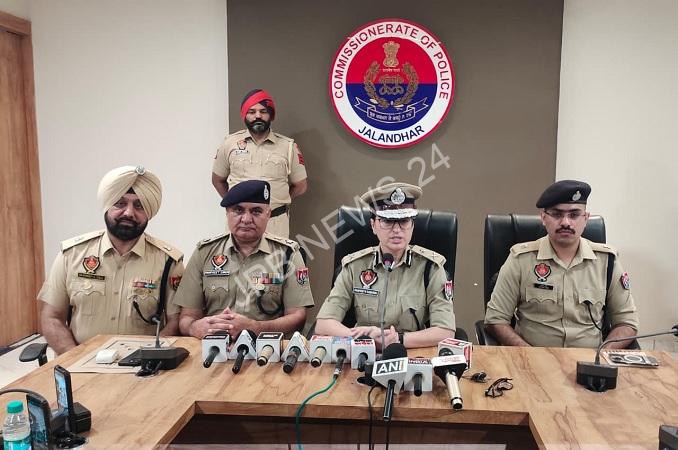 Read more about the article ਕਮਿਸ਼ਨਰੇਟ ਪੁਲਿਸ ਜਲੰਧਰ ਵਲੋਂ ਡਾ. ਰਾਹੁਲ ਸੂਦ ’ਤੇ ਗੋਲੀ ਚਲਾਉਣ ਵਾਲੇ ਨਾਮਲੂਮ ਵਿਅਕਤੀਆਂ ਵਿਚੋ 1 ਗ੍ਰਿਫ਼ਤਾਰ