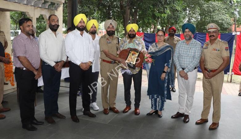 Read more about the article ਕਮਿਸ਼ਨਰੇਟ ਪੁਲਿਸ ਜਲੰਧਰ ਵਲੋਂ 6 ਪੁਲਿਸ ਅਧਿਕਾਰੀਆਂ ਨੂੰ ਸੇਵਾਮੁਕਤੀ ‘ਤੇ ਦਿੱਤੀ ਗਈ ਨਿੱਘੀ ਵਿਦਾਇਗੀ