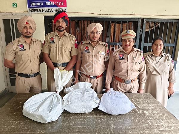 You are currently viewing ਕਮਿਸ਼ਨਰੇਟ ਪੁਲਿਸ ਜਲੰਧਰ ਵੱਲੋਂ 10 ਕਿਲੋ ਗਾਂਜਾ ਅਤੇ 25 ਨਸ਼ੀਲੀਆ ਗੋਲੀਆਂ ਸਮੇਤ 5 ਗ੍ਰਿਫ਼ਤਾਰ