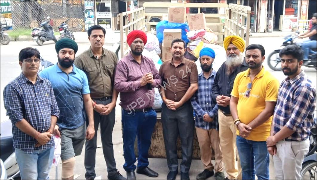 Read more about the article बाढ़ पीड़ितों की सेवा में जुटी डिजिटल मीडिया एसोसिएशन (DMA), पत्रकारों ने किश्ती में सवार होकर गांव-गांव जाकर लोगों के घरों तक पहुंचाई राहत सामग्री