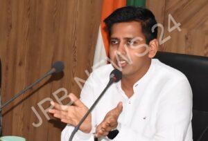 Read more about the article संभावित बाढ़ की स्थिति को देखते हुए डिप्टी कमिश्नर ने आवश्यक वस्तुओं की जमाखोरी और अधिक कीमत वसूलने वालों को दी चेतावनी