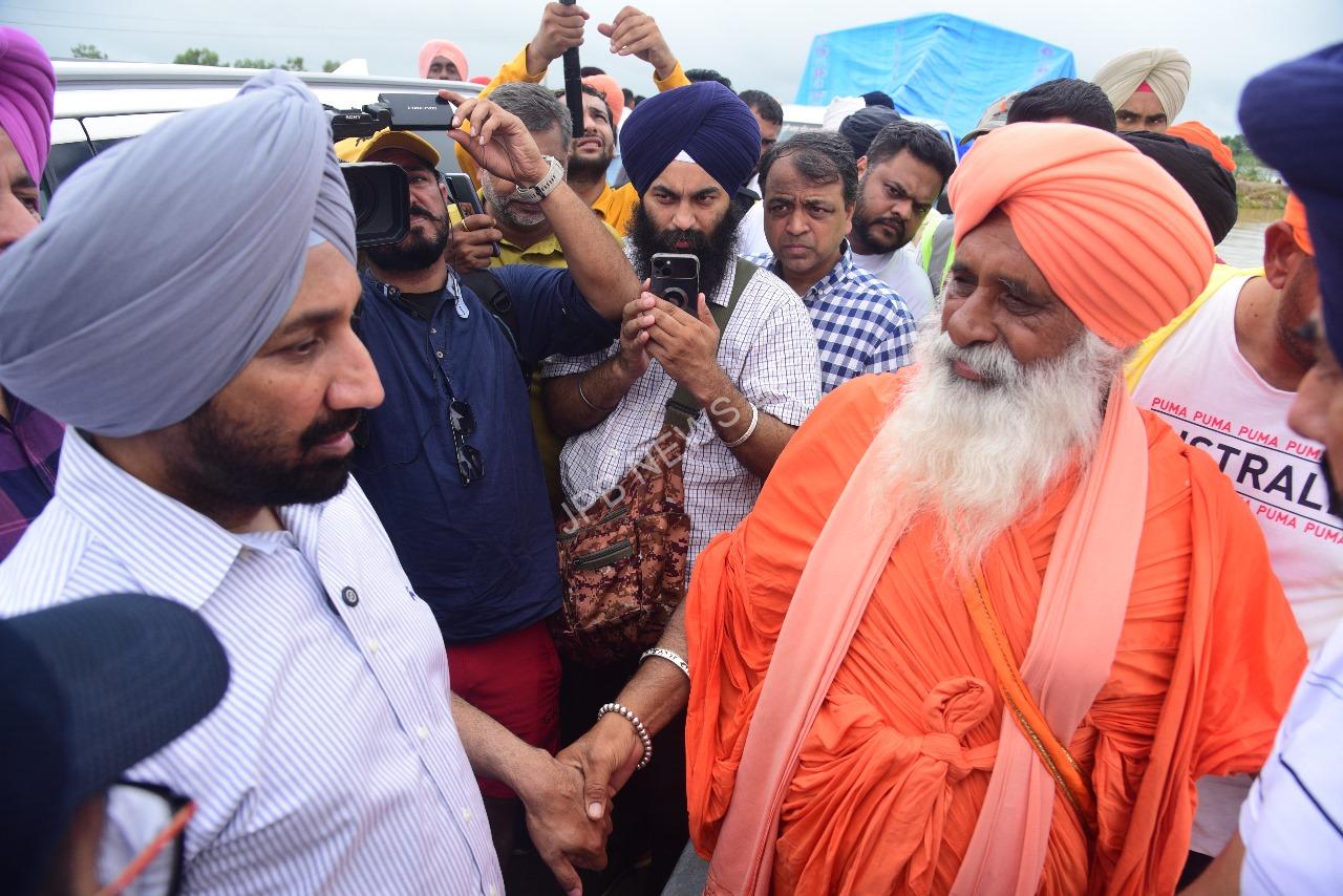 Read more about the article राज्यसभा सदस्य संत सीचेवाल ने बाढ़ प्रभावित इलाकों के लिए 50 लाख की ग्रांट का ऐलान किया