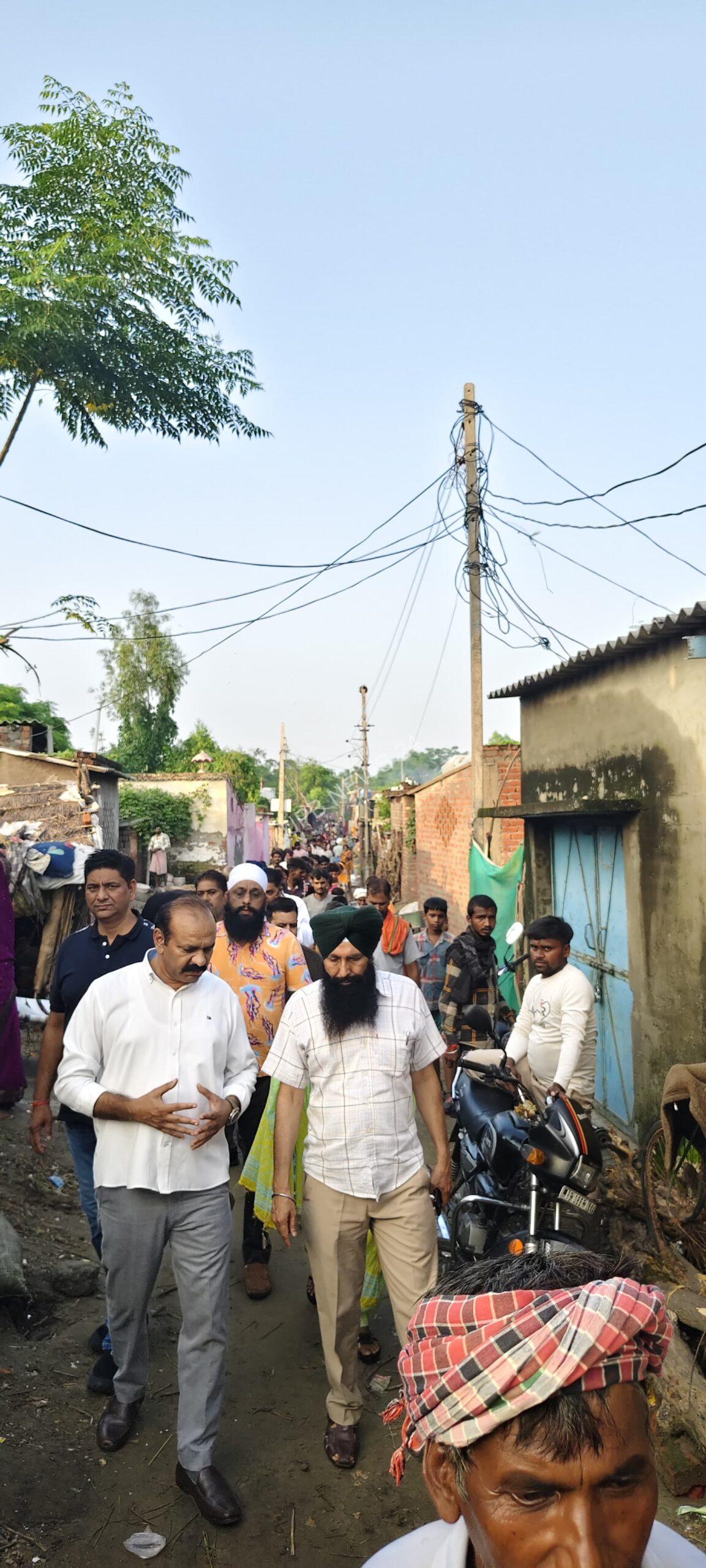 Read more about the article पंजाब खादी एवं ग्रामोद्योग बोर्ड के उप चेयरमैन पवन कुमार हंस द्वारा बाढ प्रभावित गांव संगोवाल का दौरा कर उनकी जरुरतों के बारे जानकारी ली 